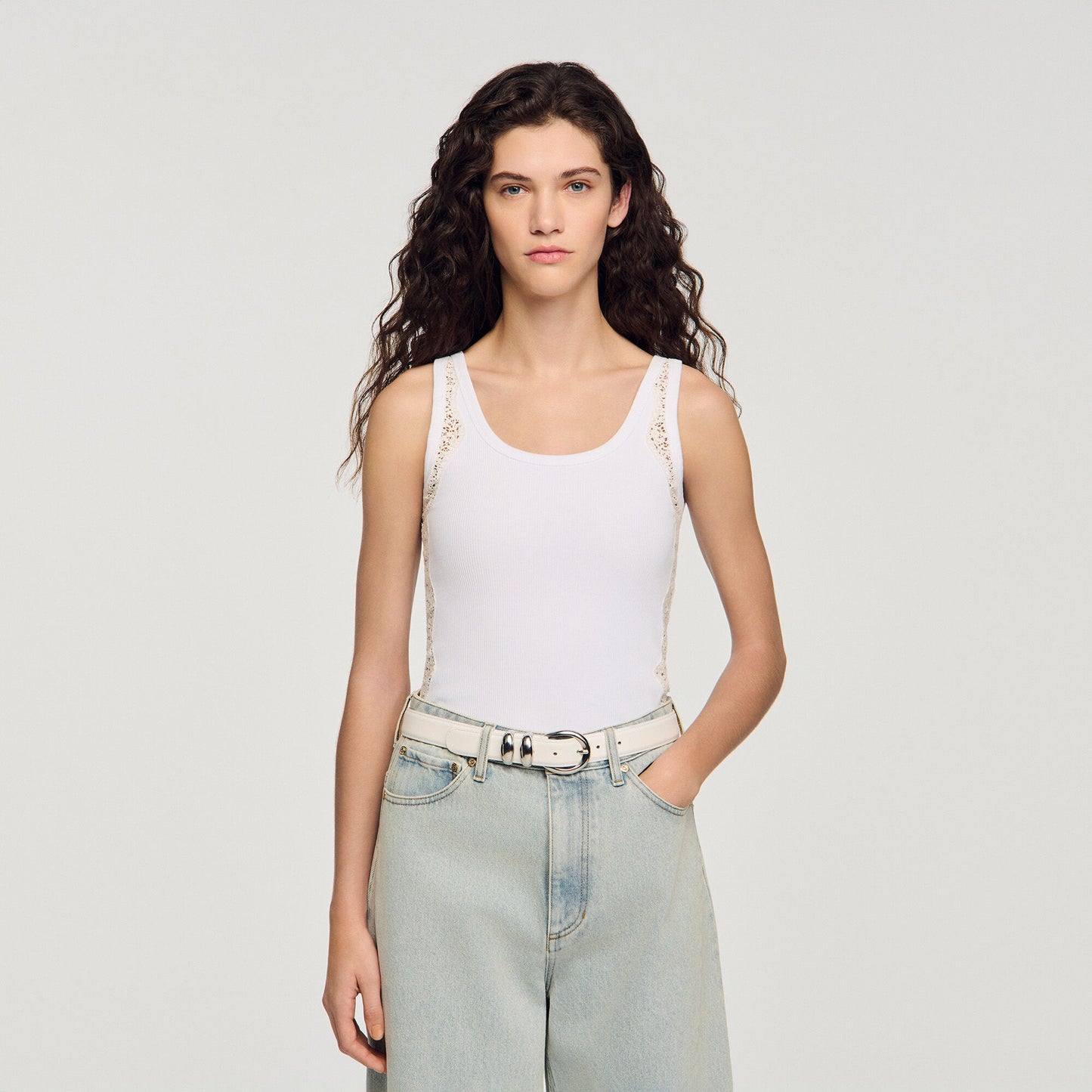 كنزة بيضاء بدون أكمام مع تفاصيل من الدانتيل